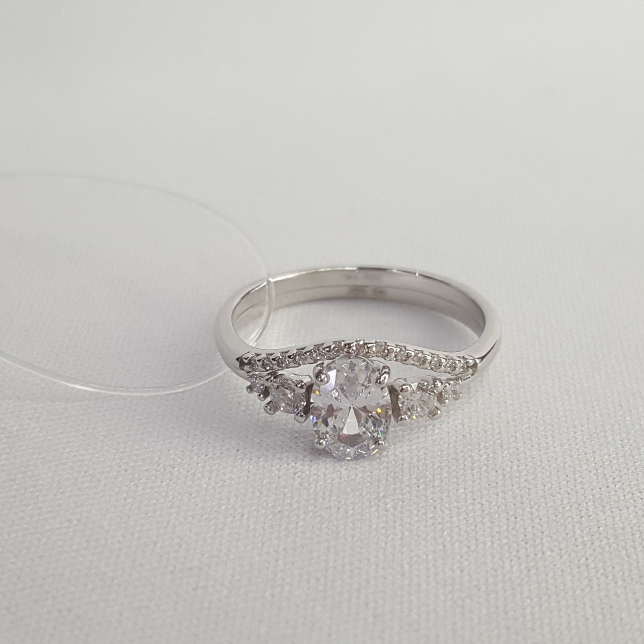 Кольцо из серебра с фианитами - видео на модели