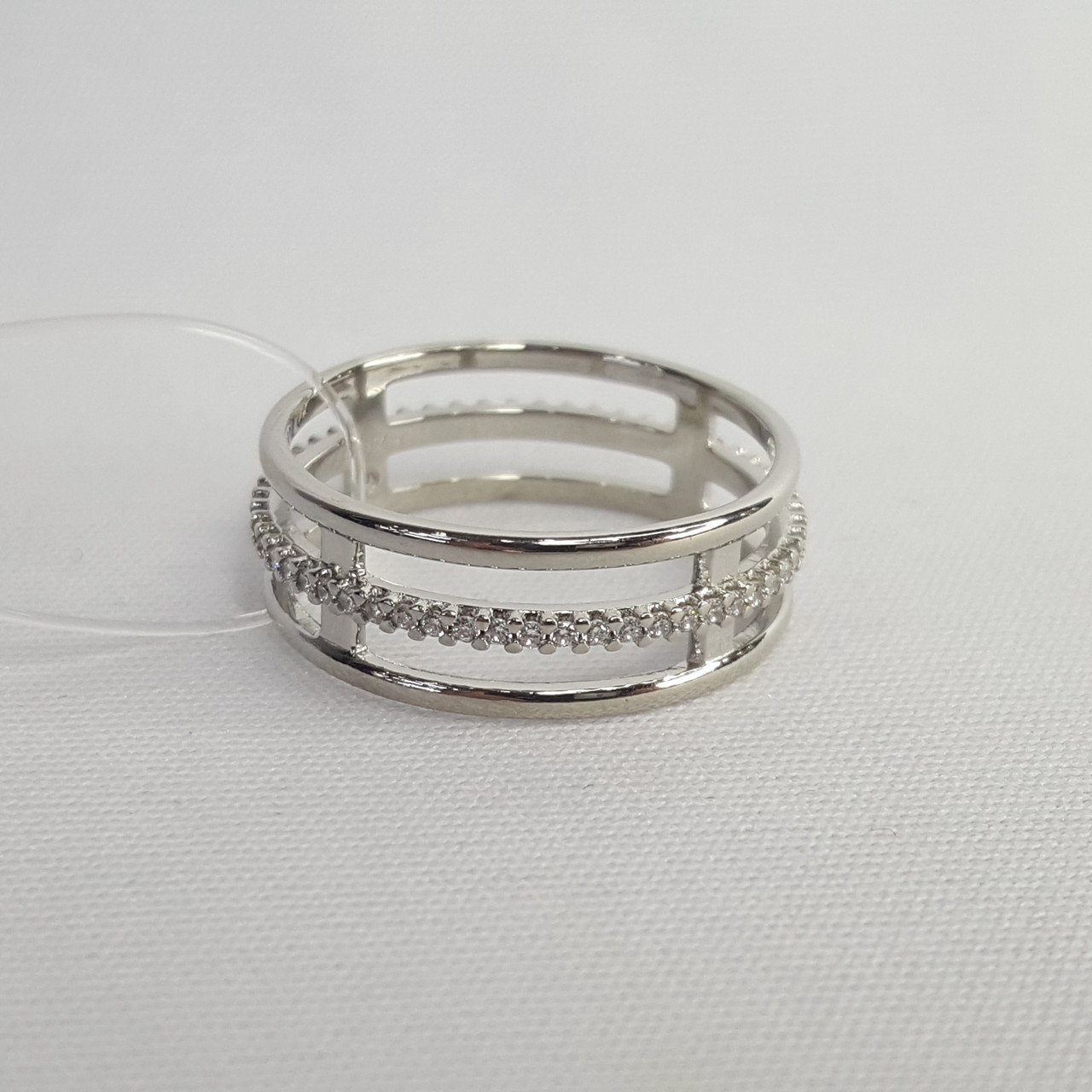 Кольцо из серебра с фианитами - видео на модели