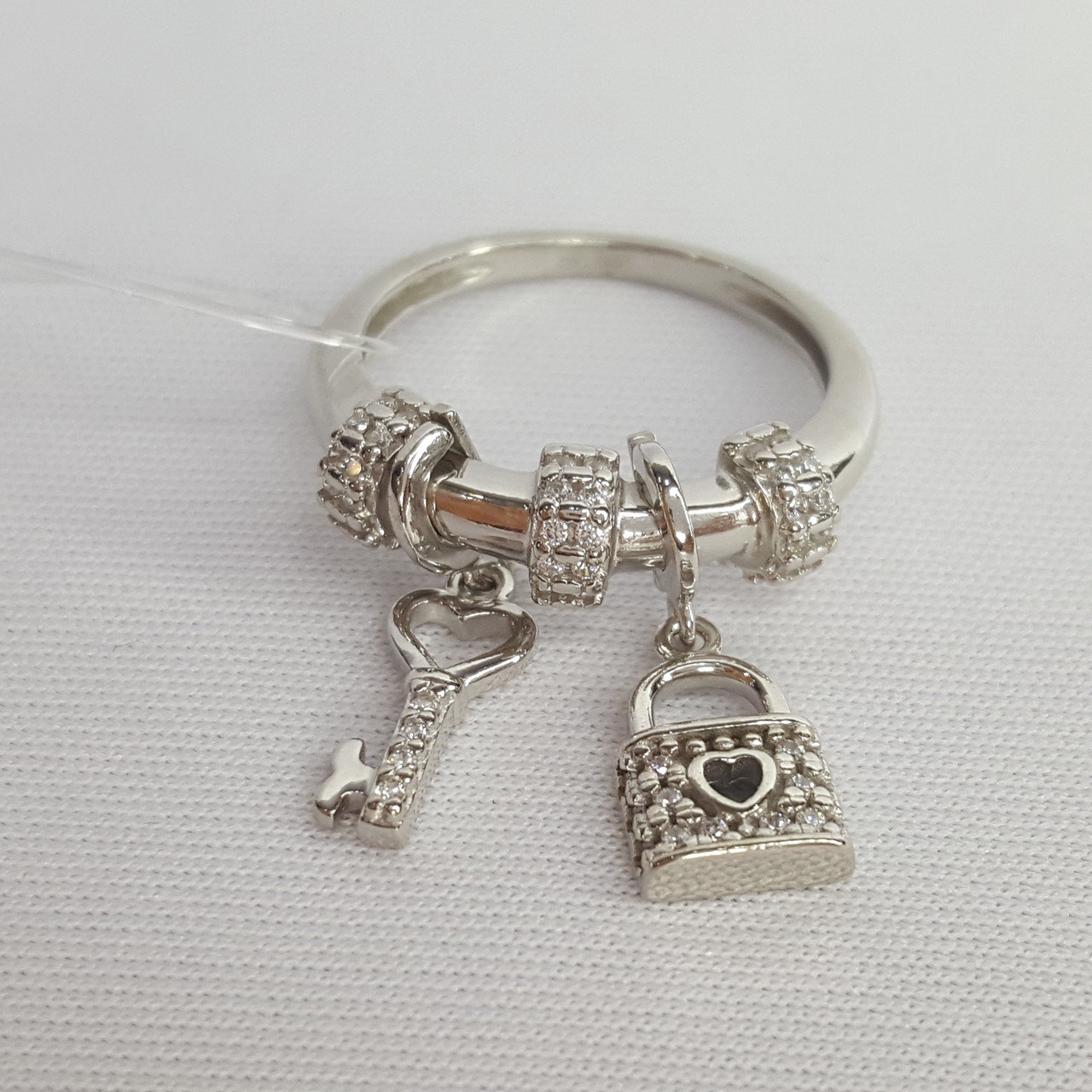 Кольцо из серебра с фианитами - видео на модели