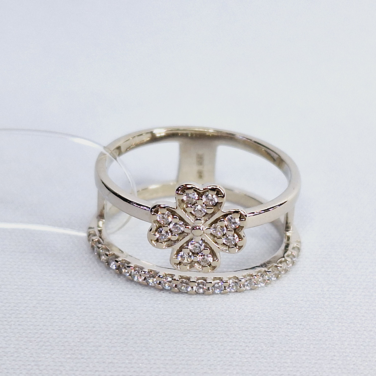 Кольцо из серебра с фианитами - видео на модели