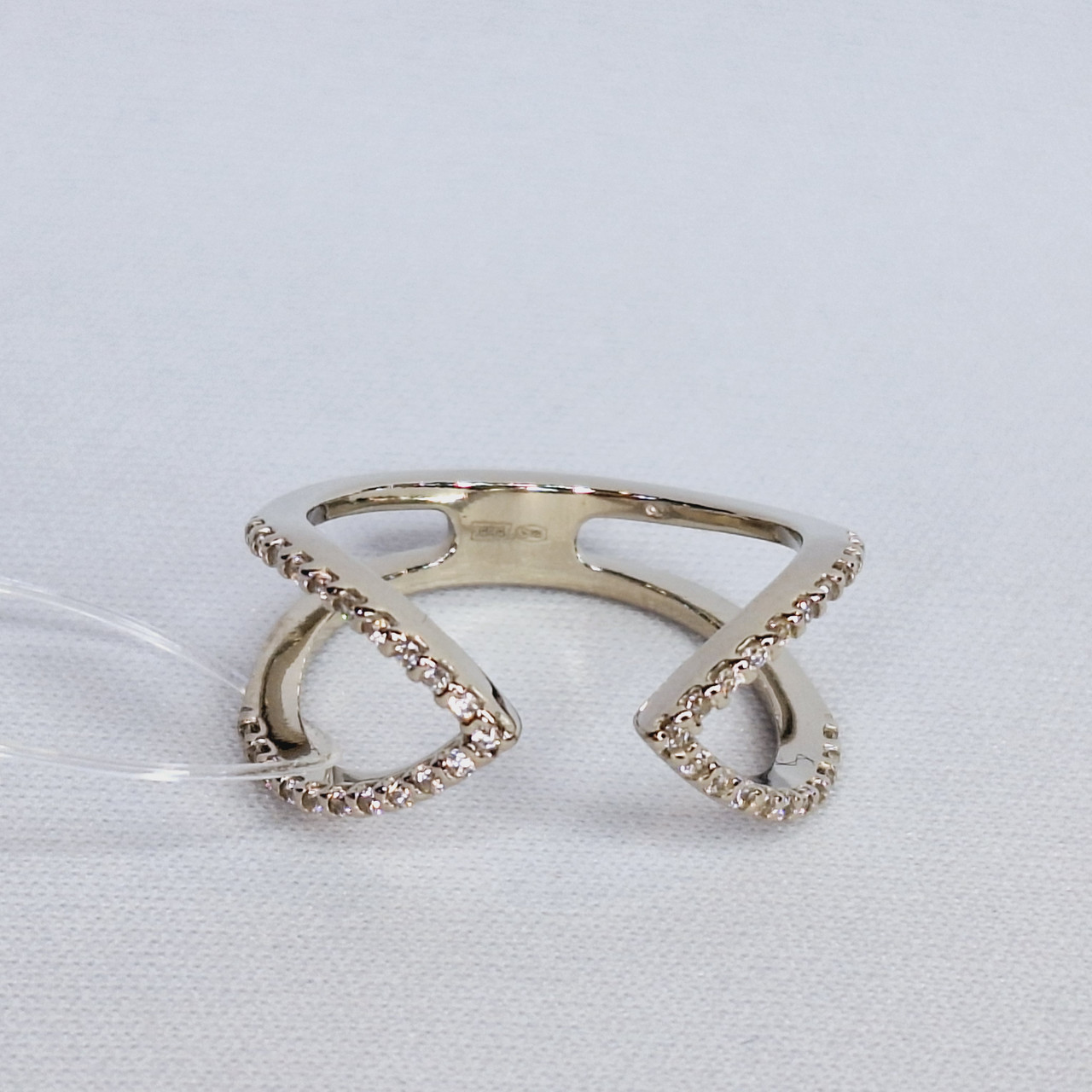 Кольцо из серебра с фианитами - видео на модели