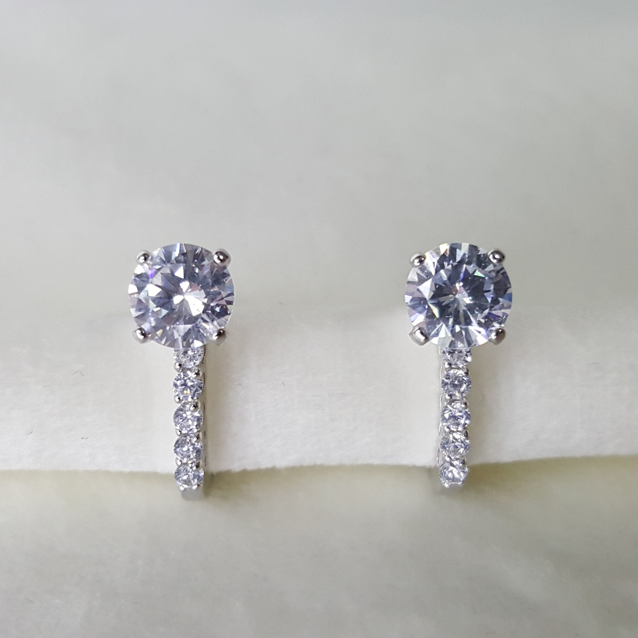 Серьги из серебра с фианитами - видео на модели