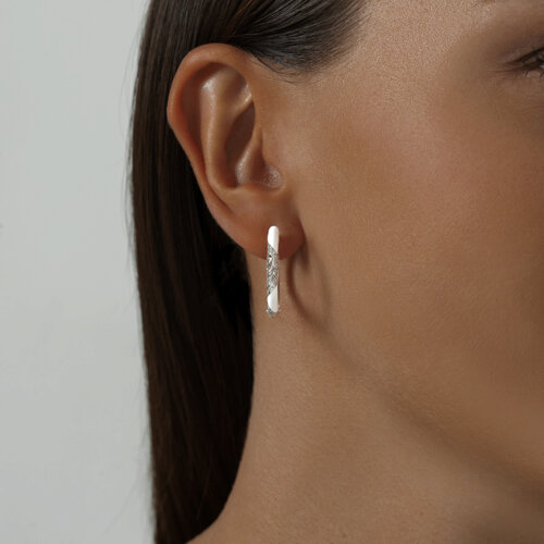 Серьги-кольца с белой эмалью из серебро — вид 3