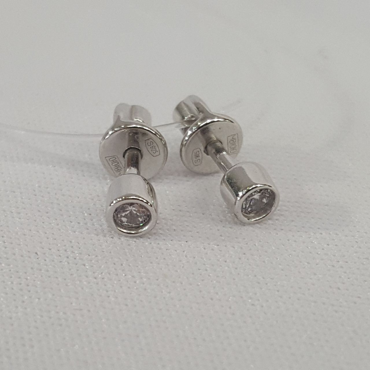 Серьги-пусеты из серебра с фианитами - видео на модели