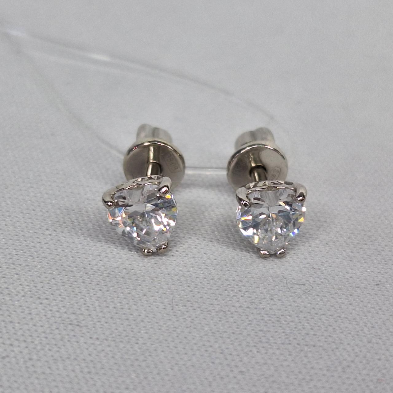 Серьги-пусеты из серебра с фианитами - видео на модели