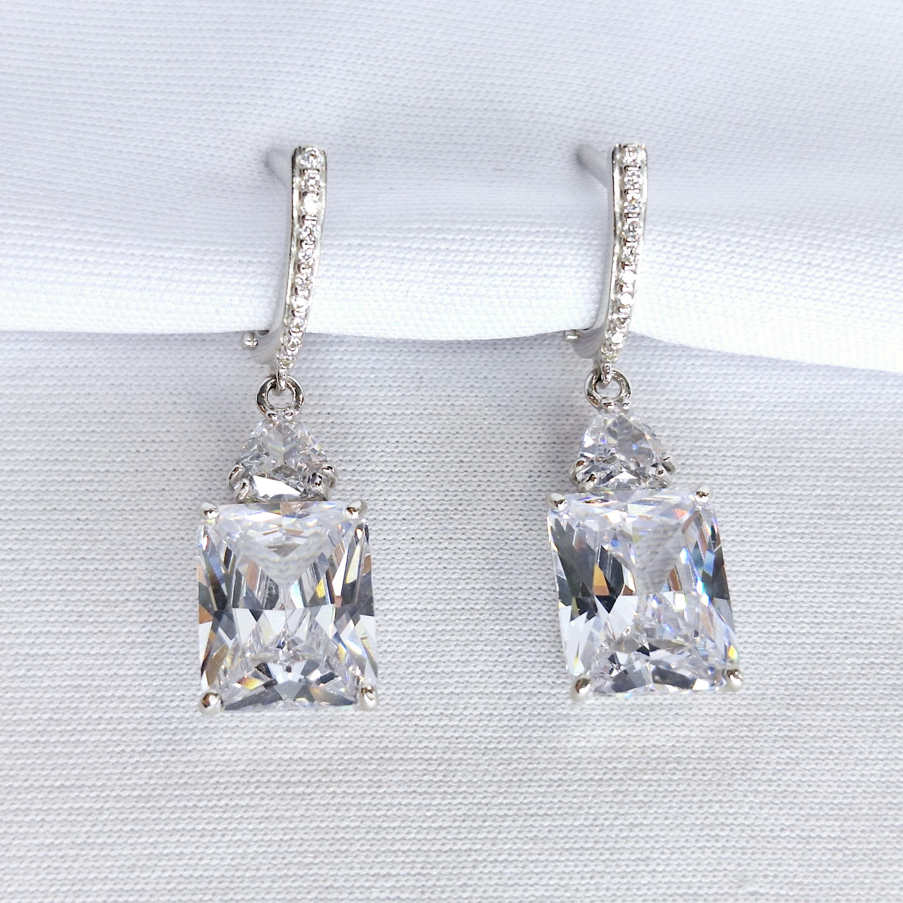 Серьги длинные из серебра с фианитами - видео на модели