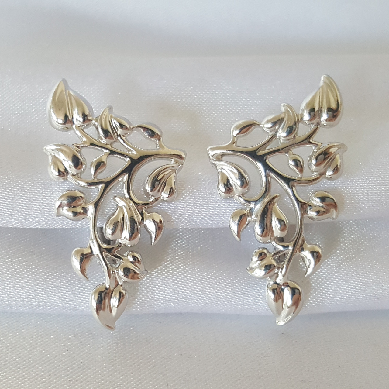 Серьги из серебра - видео на модели