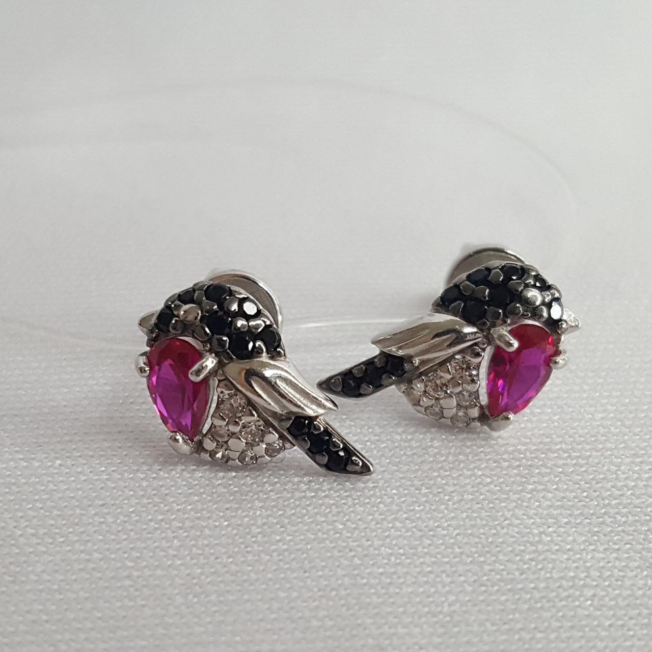 Серьги из серебра с бесцветными, красными и чёрными фианитами - видео на модели