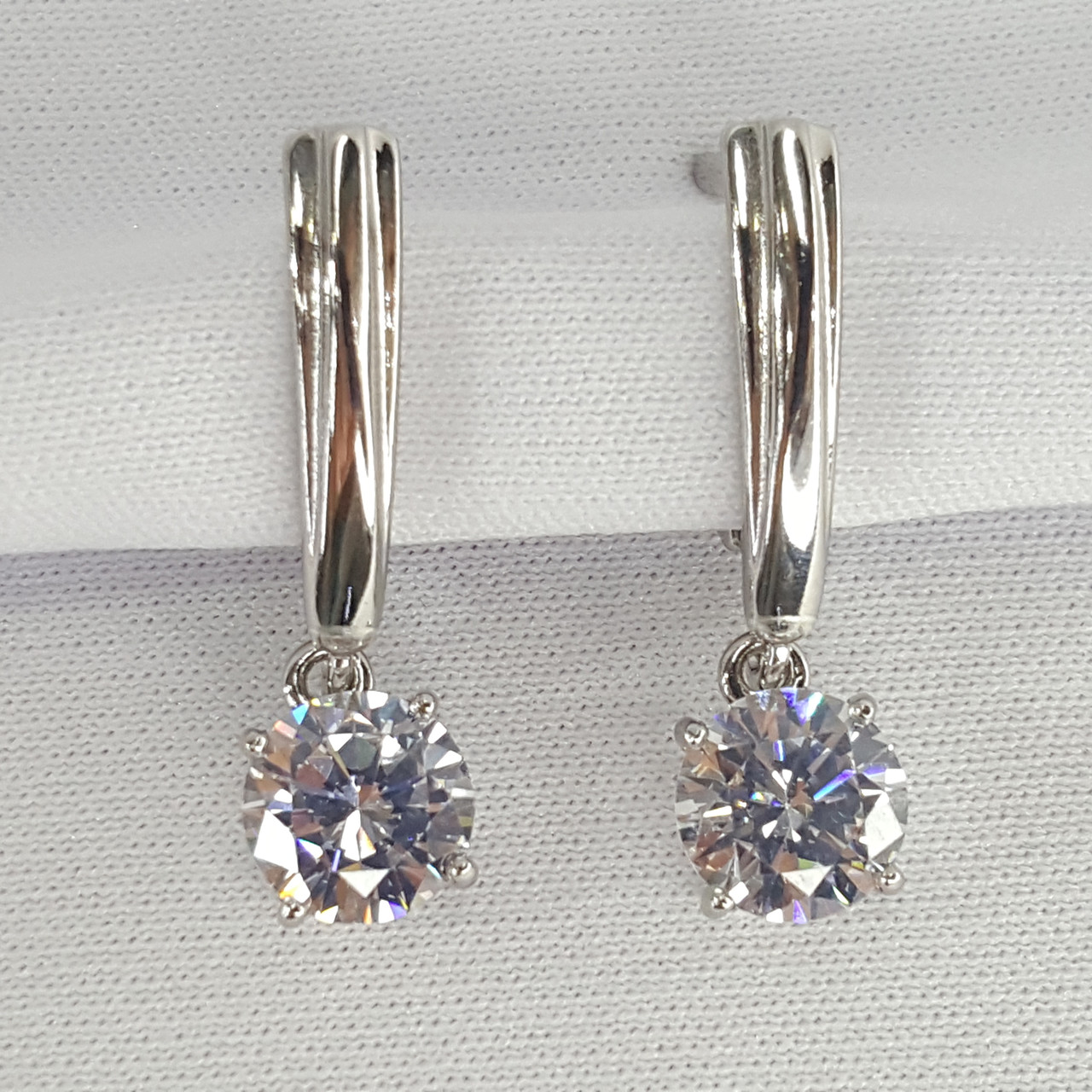 Серьги из серебра с фианитами - видео на модели