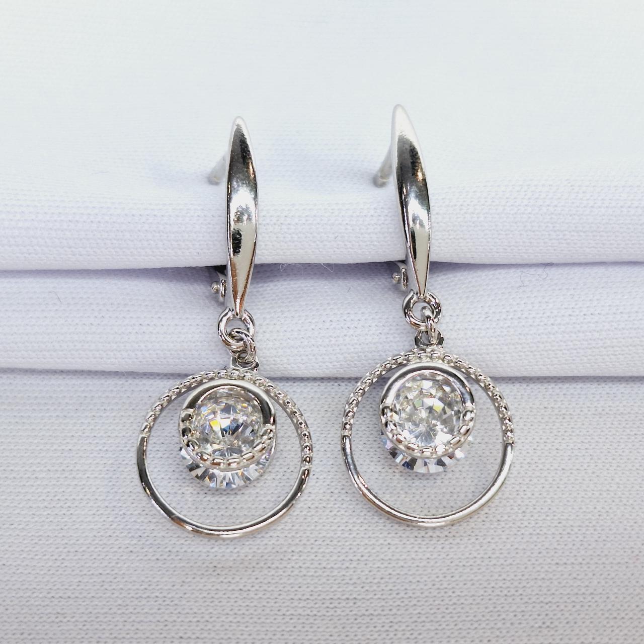 Серьги из серебра с фианитами - видео на модели