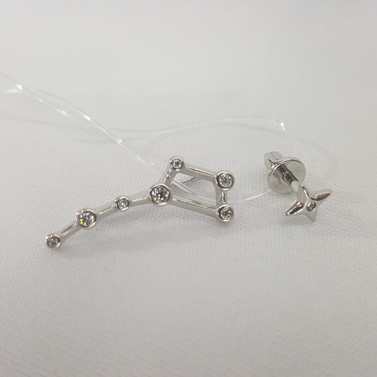 Серьги из серебра с фианитами - видео на модели