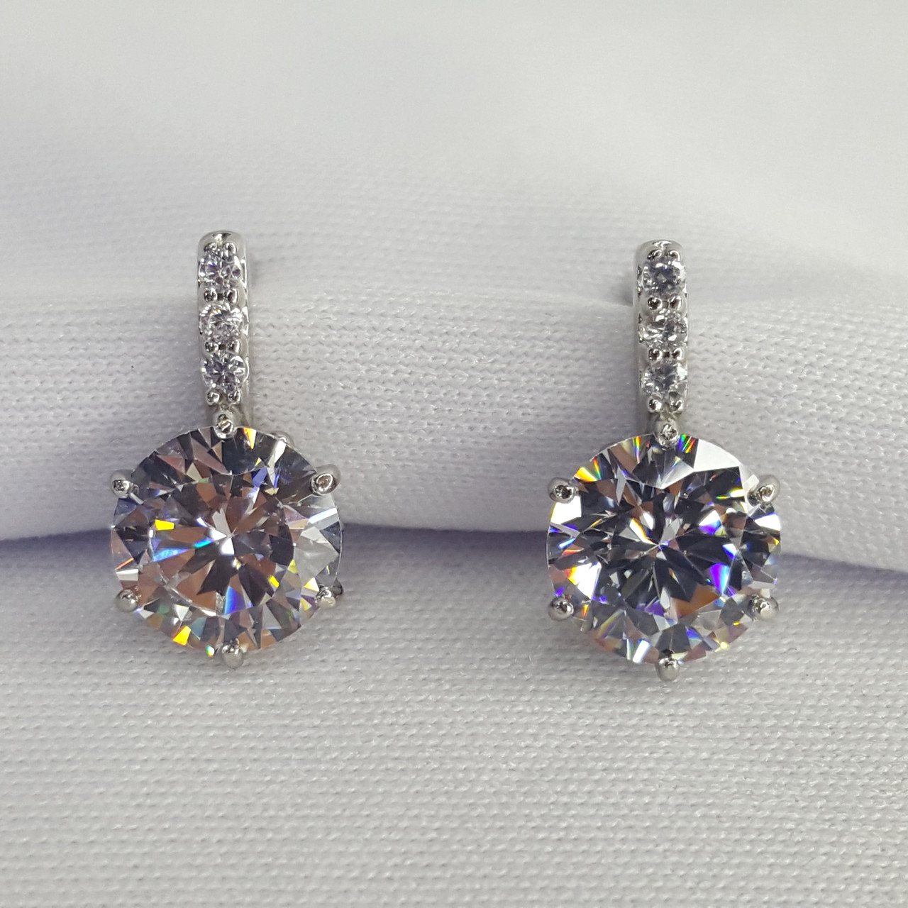 Серьги из серебра с фианитами - видео на модели