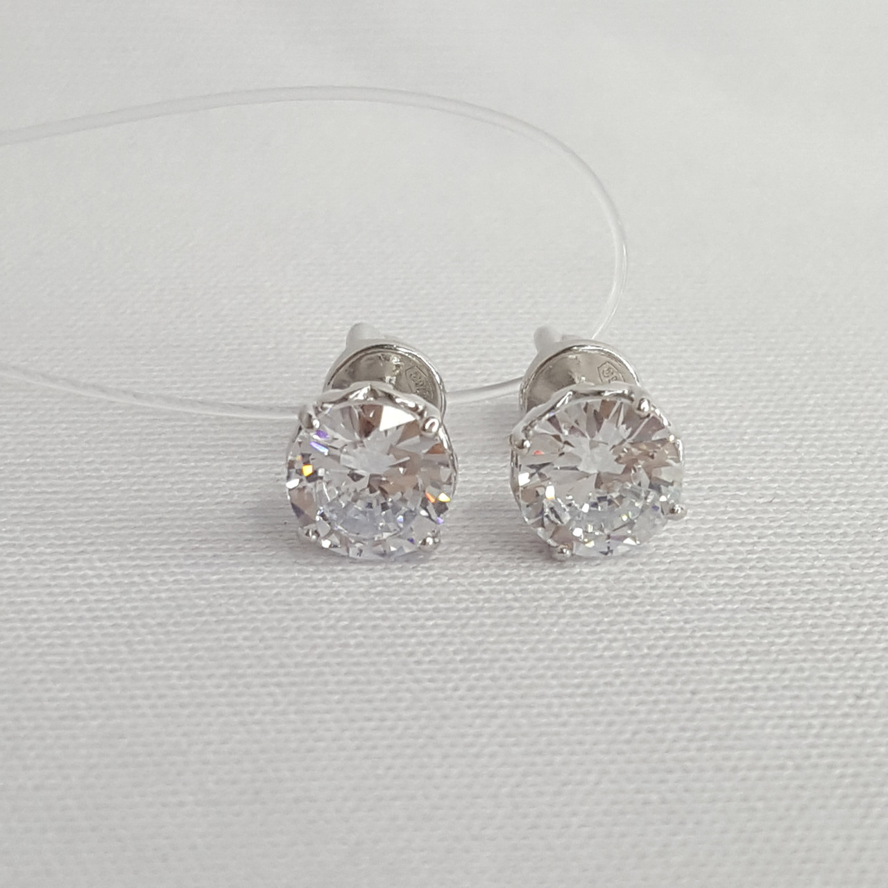 Серьги из серебра с фианитами - видео на модели