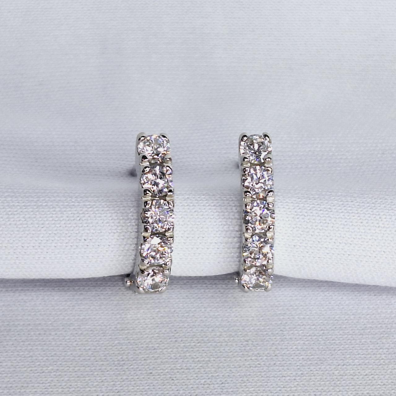 Серьги из серебра с фианитами - видео на модели