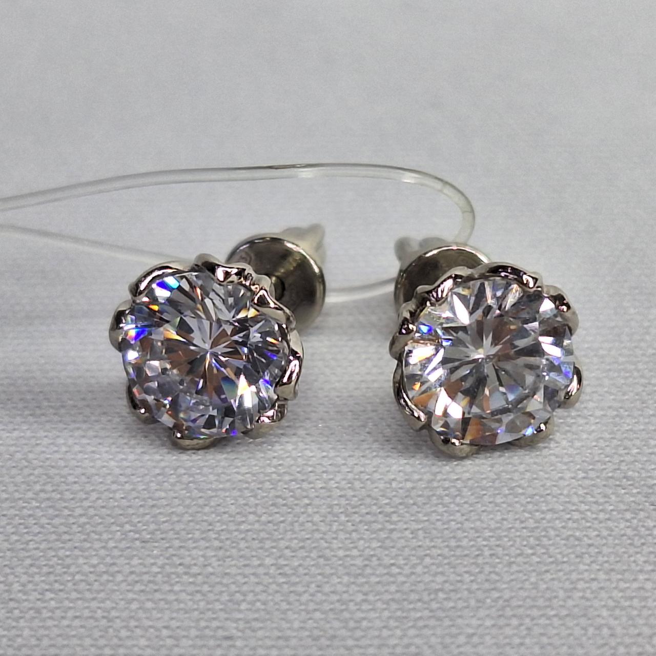 Серьги из серебра с фианитами - видео на модели