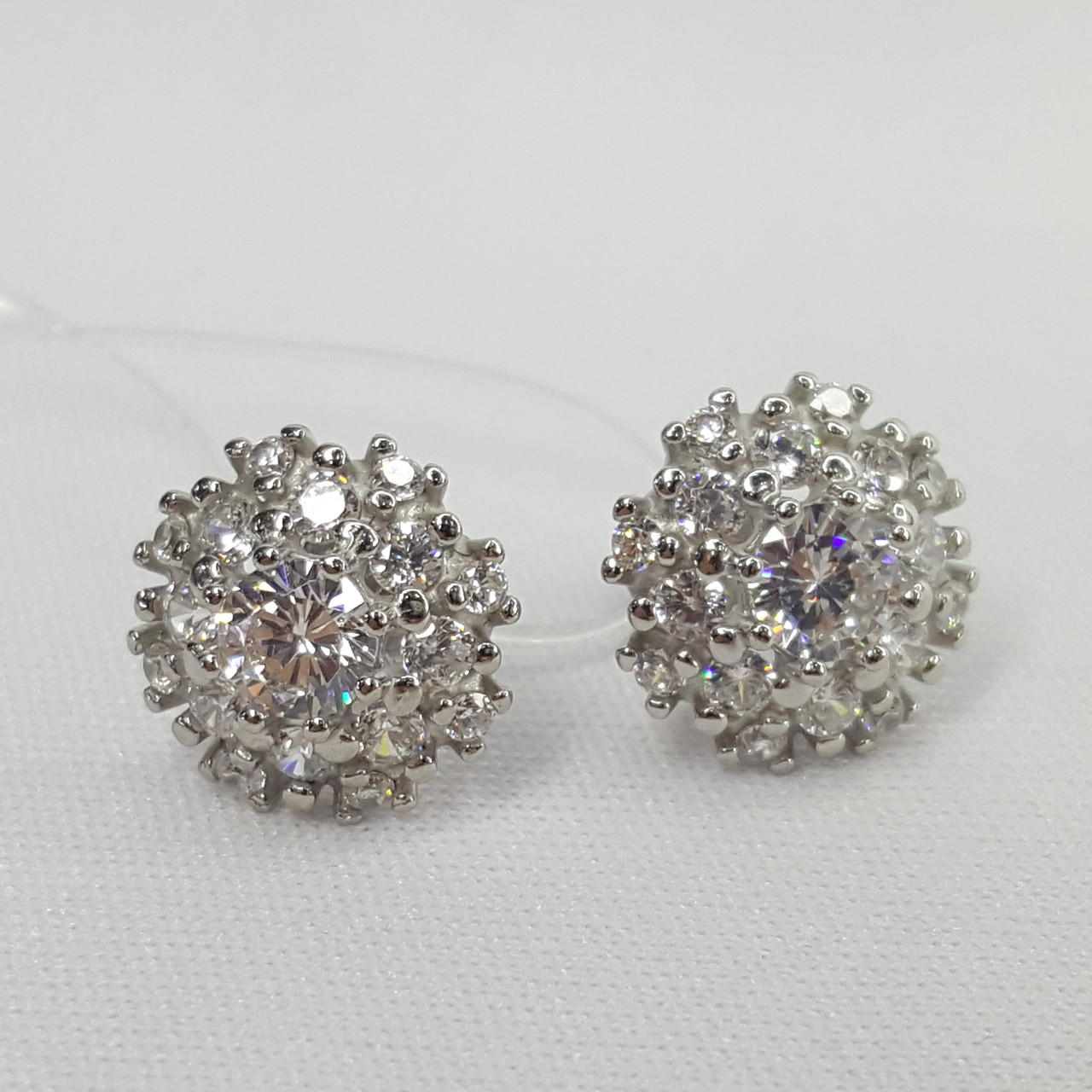 Серьги из серебра с фианитами - видео на модели