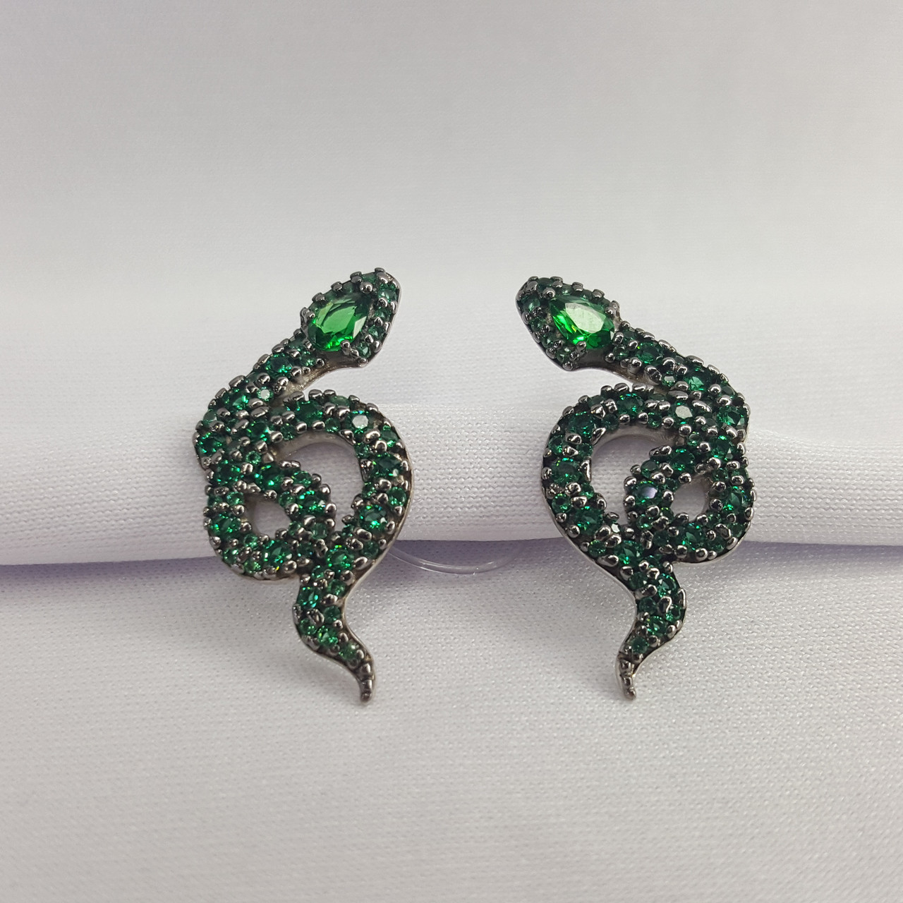 Серьги из серебра с фианитами - видео на модели