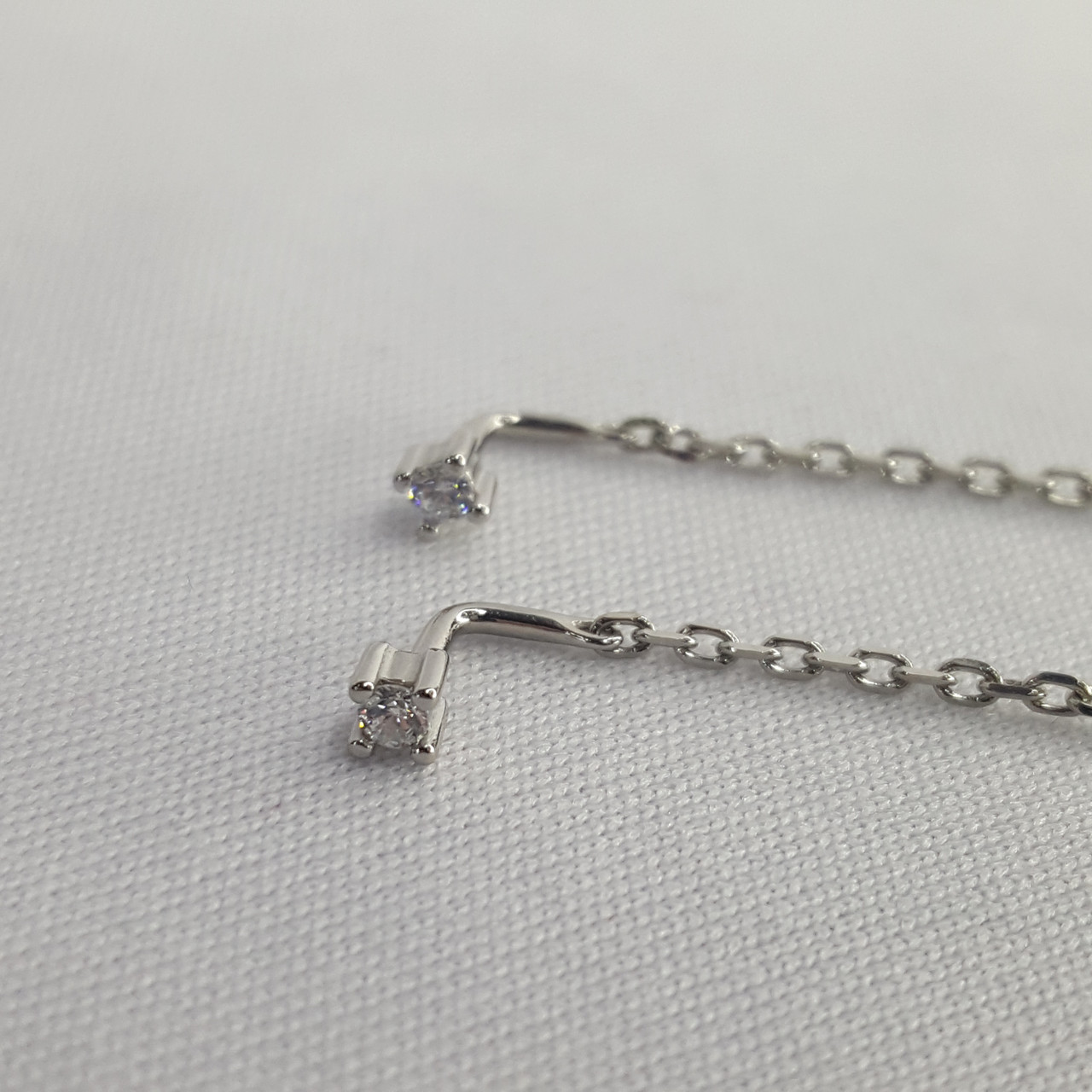 Серьги из серебра с фианитами - видео на модели