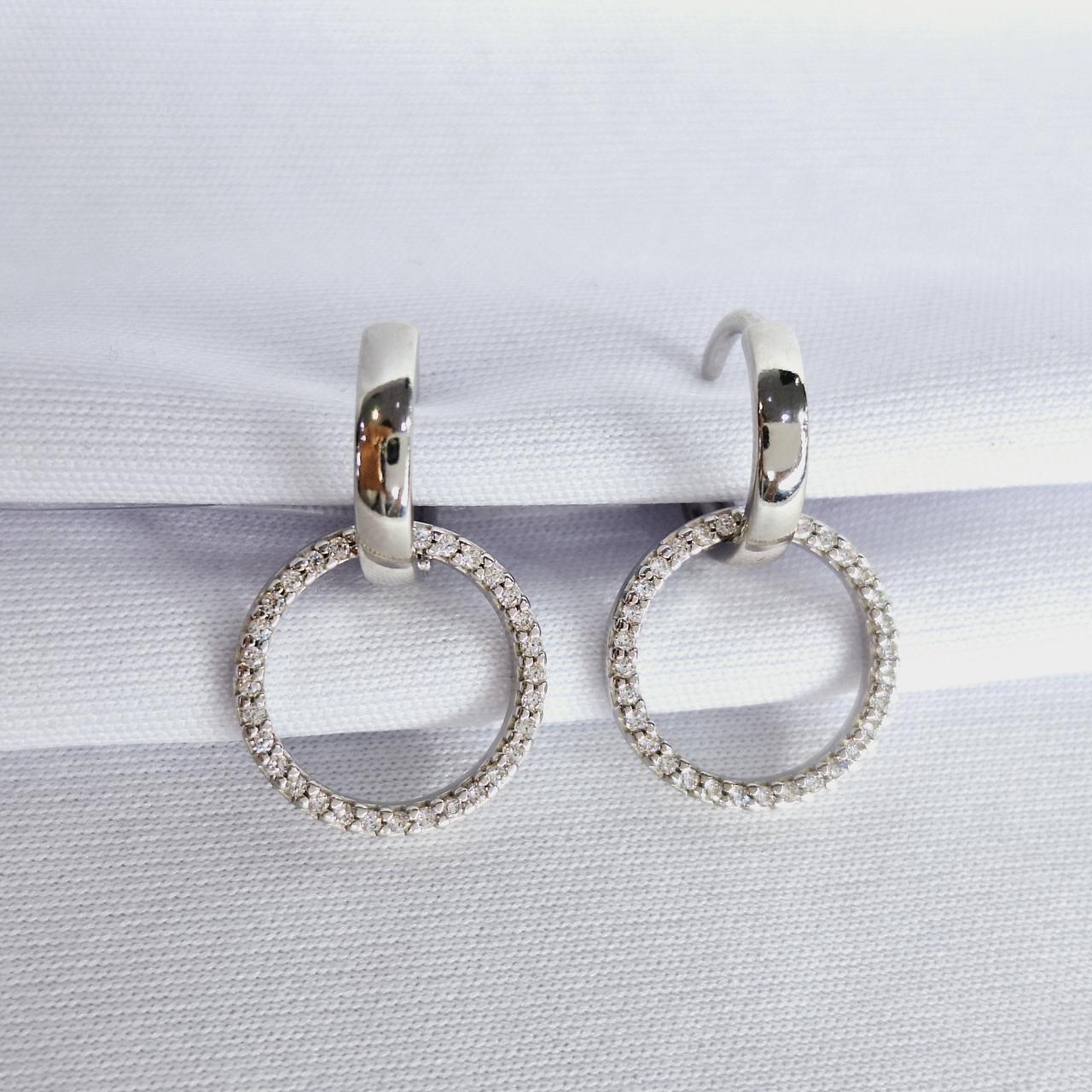 Серьги из серебра с фианитами - видео на модели