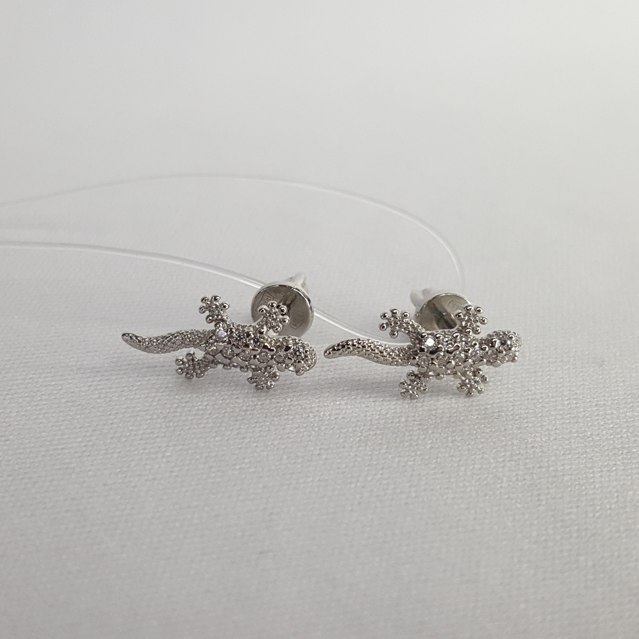 Серьги из серебра с фианитами - видео на модели