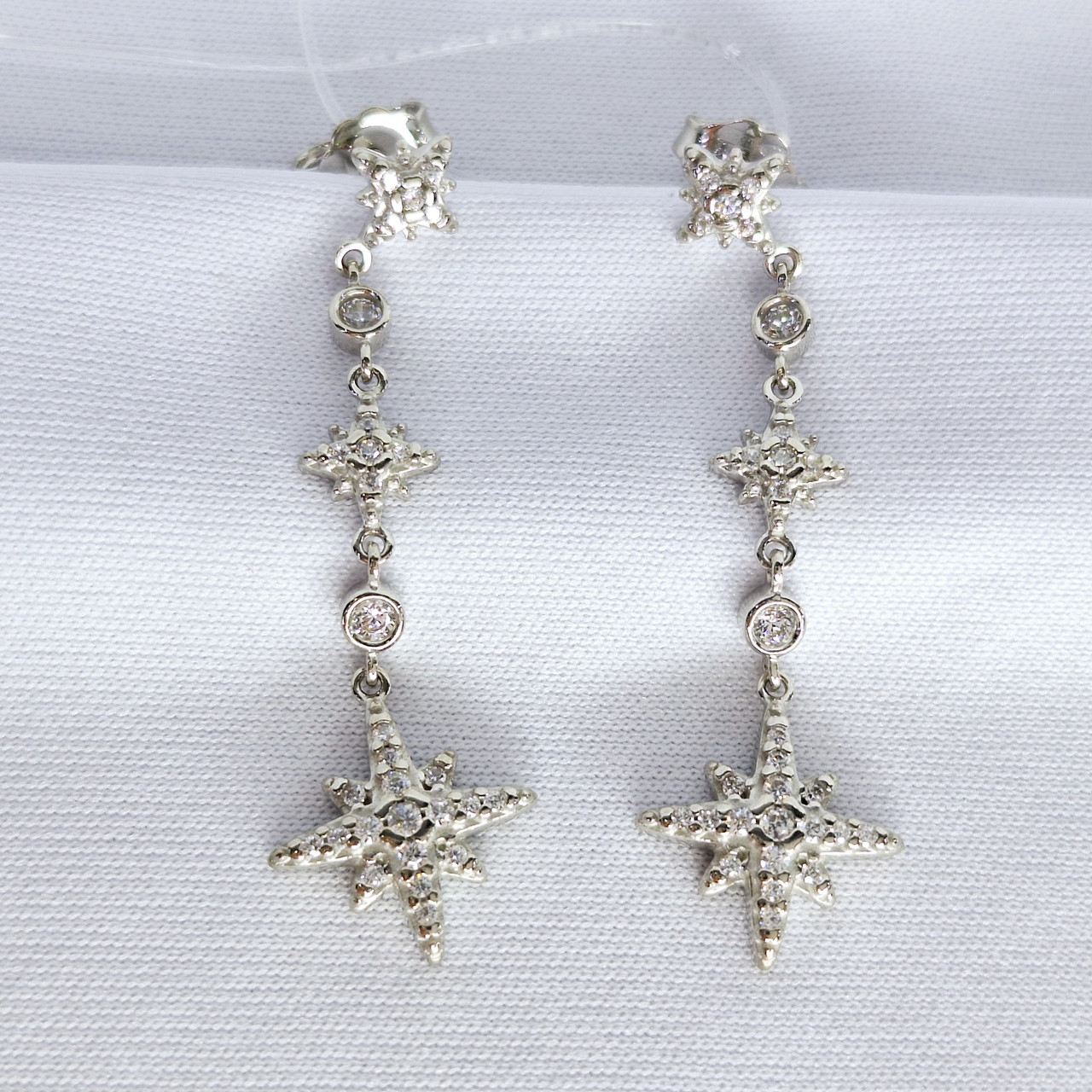 Серьги из серебра с фианитами - видео на модели