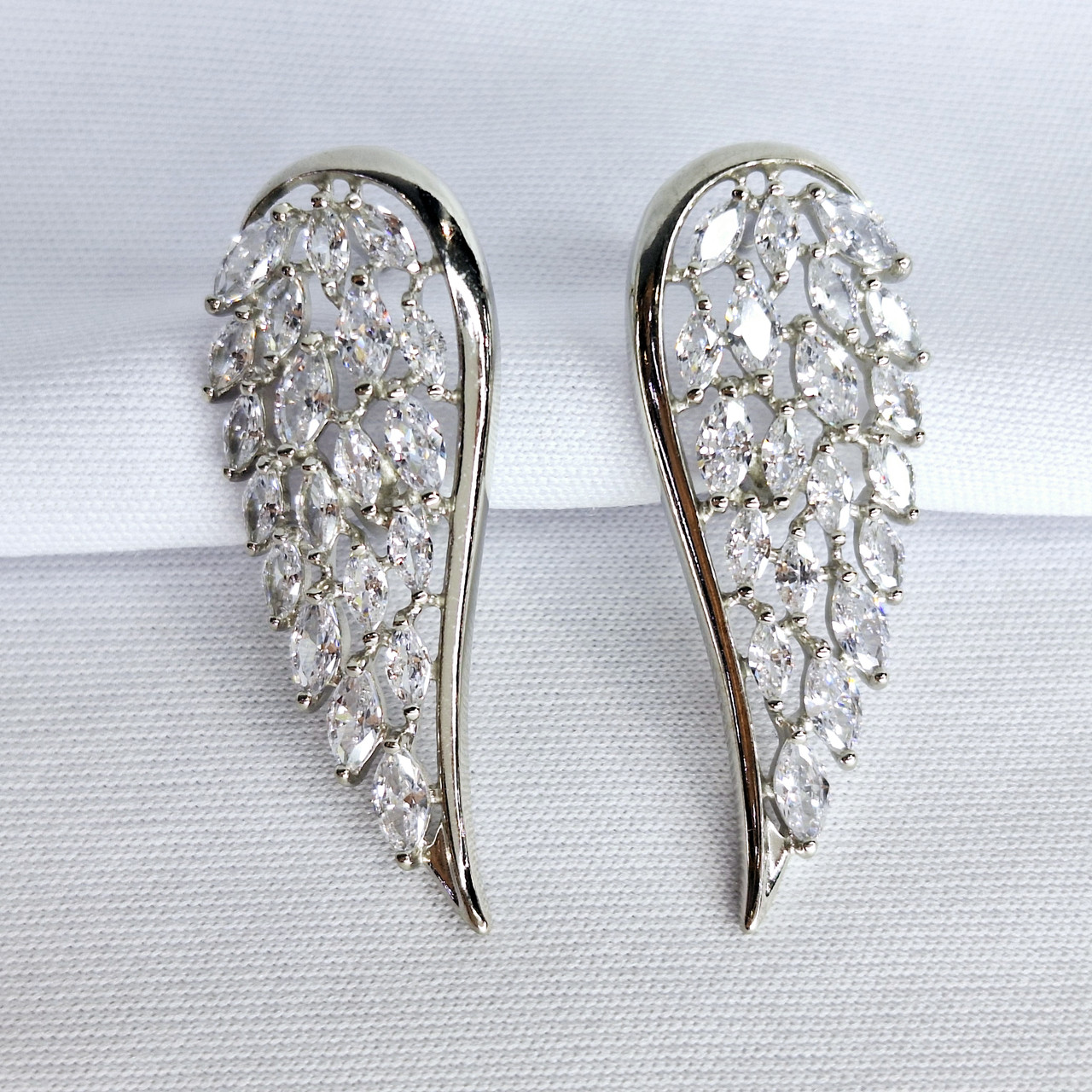 Серьги из серебра с фианитами - видео на модели