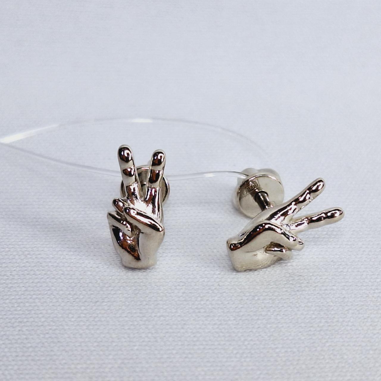 Серьги из серебра - видео на модели