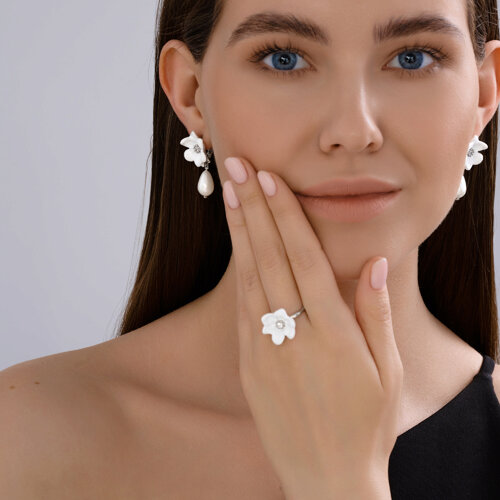 Серьги из серебра с синтетическим жемчугом, фианитами и эмалью из серебро — вид 4