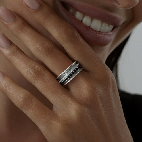 Кольцо из серебра с фианитами и эмалью из серебро — вид 2