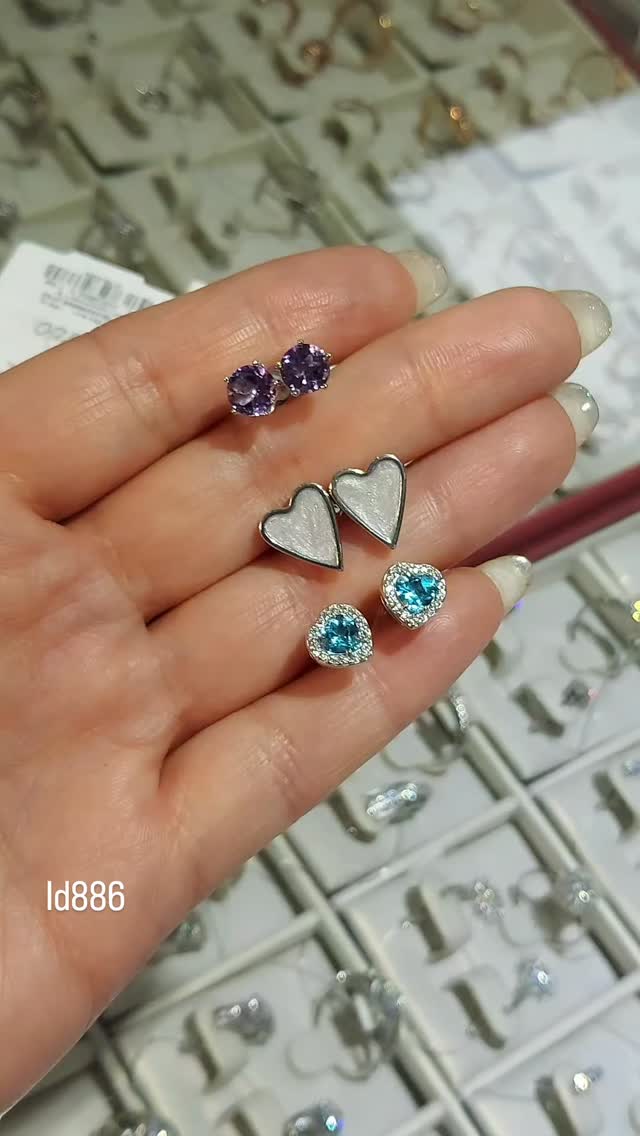 Серебряные серьги «Сердца» с топазами и фианитами 925 пробы — кадр из рилса