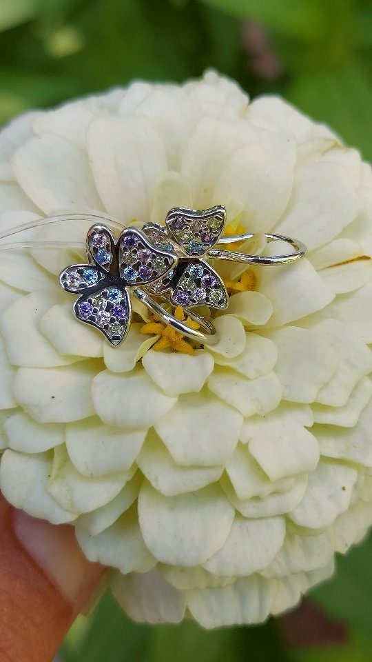 Детские серьги  из серебра с фианитами — кадр из рилса 1