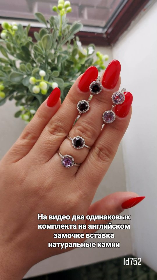 Серьги из серебра с гранатами и фианитами — кадр из рилса