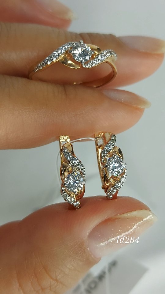 Кольцо из золочёного серебра с фианитами — кадр из рилса