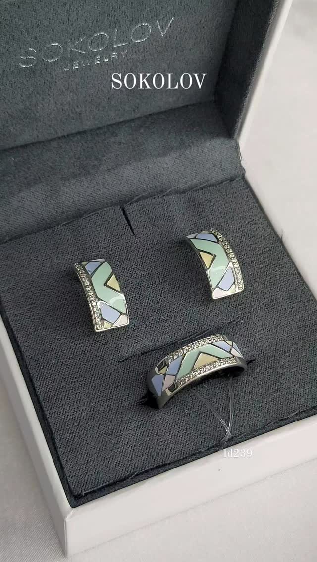 Кольцо из серебра с эмалью с фианитами — кадр из рилса