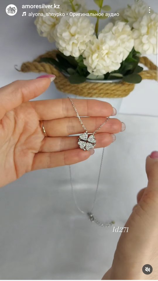 Серебряное колье с фианитами в форме сердца 925 пробы — кадр из рилса 1