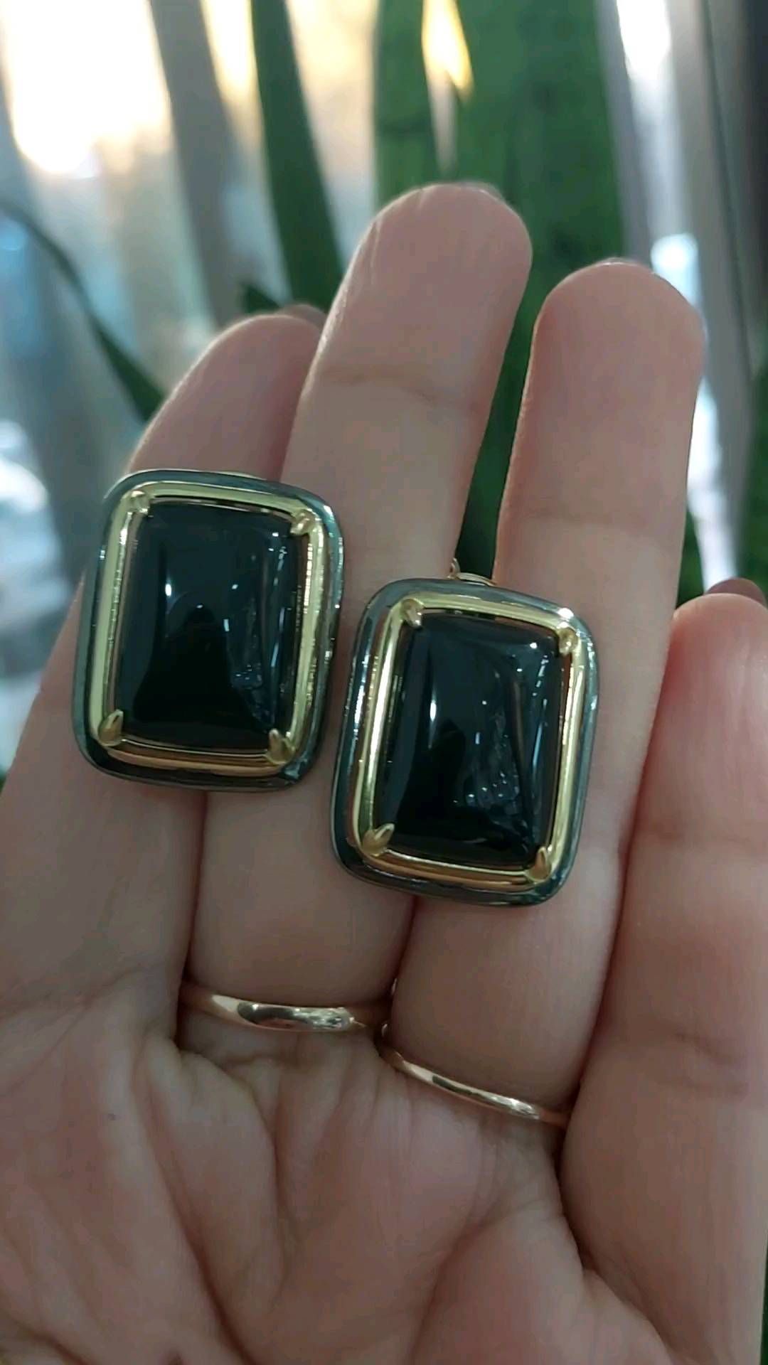 серьги — кадр из рилса 1