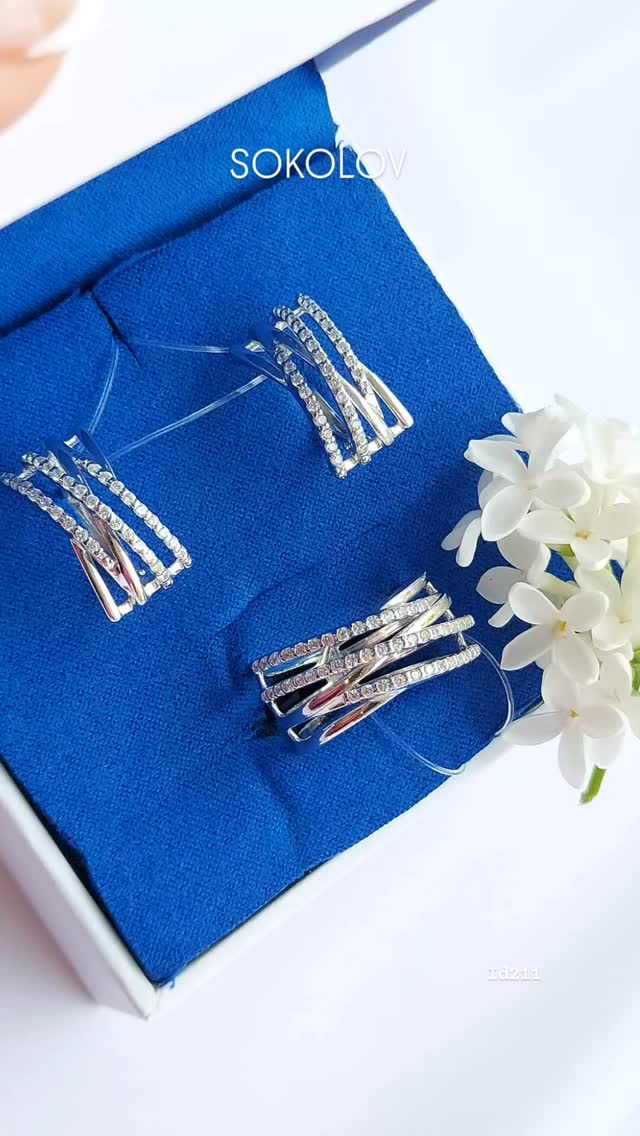 Кольцо из серебра с фианитами — кадр из рилса 1