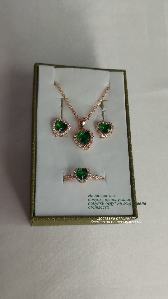 Серебряные серьги-пусеты «Сердца» с зелеными и белыми фианитами 925 пробы