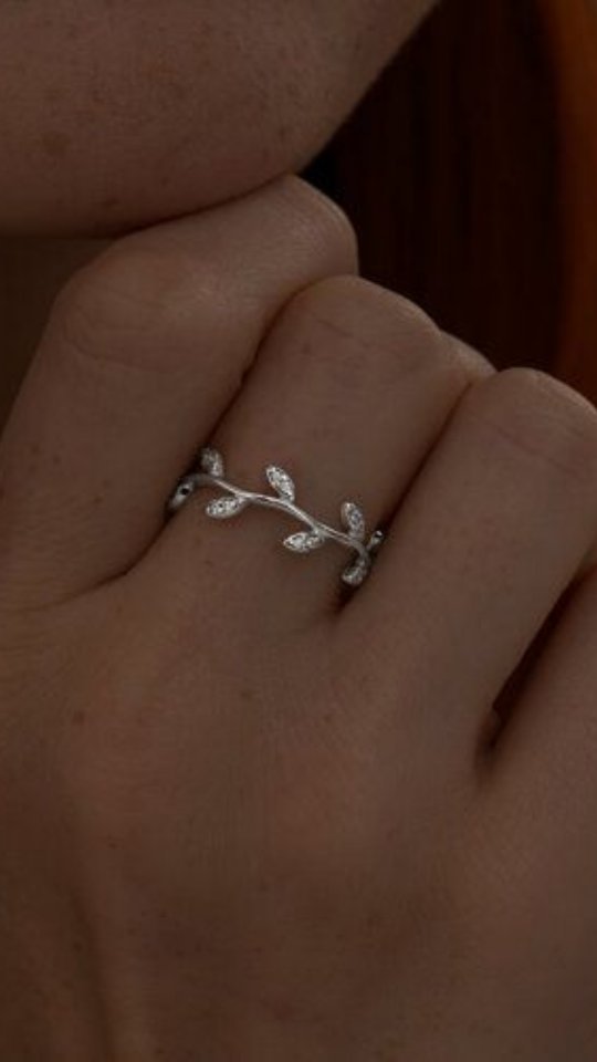 Кольцо из серебра с фианитами — кадр из рилса 1