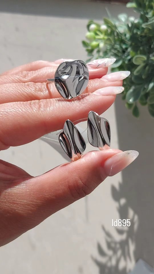 Серебряные серьги без вставок с родиевым покрытием 925 пробы — кадр из рилса