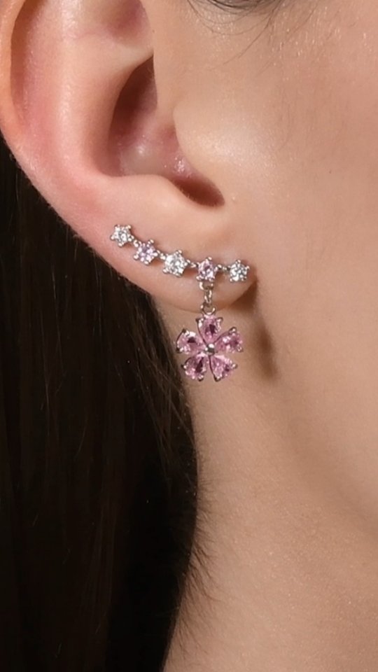 Серьги из серебра с фианитами — кадр из рилса