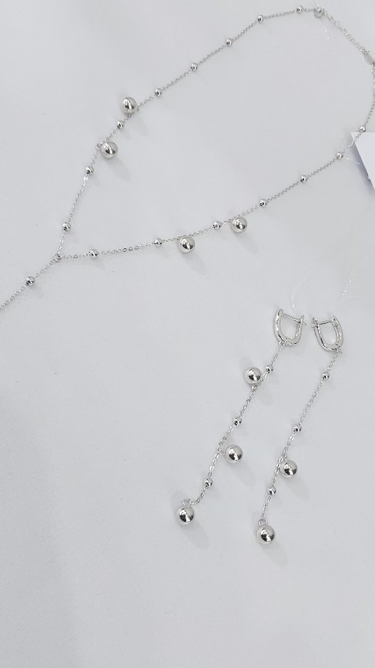 Серебряное колье 925 пробы с подвесками-шариками и родиевым покрытием