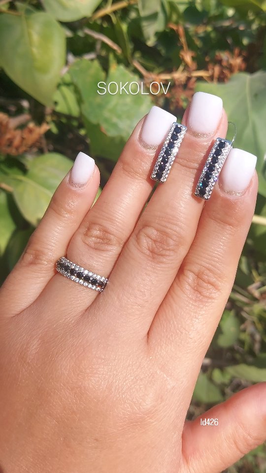 Серьги из серебра с чёрными фианитами — кадр из рилса