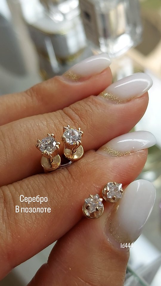 Серьги-пусеты из золочёного серебра с фианитами — кадр из рилса 3