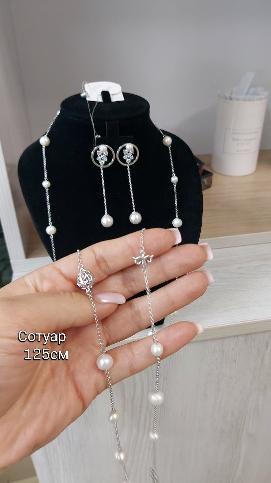 Серебряные висячие серьги с жемчугом 925 пробы — кадр из рилса 3