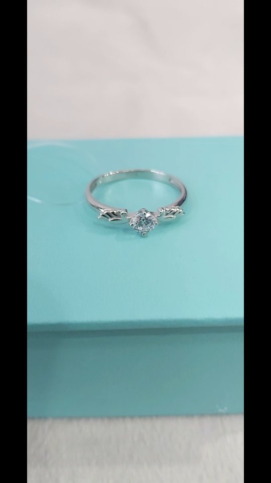 Серебряное кольцо 925 пробы с крупным фианитом и родиевым покрытием