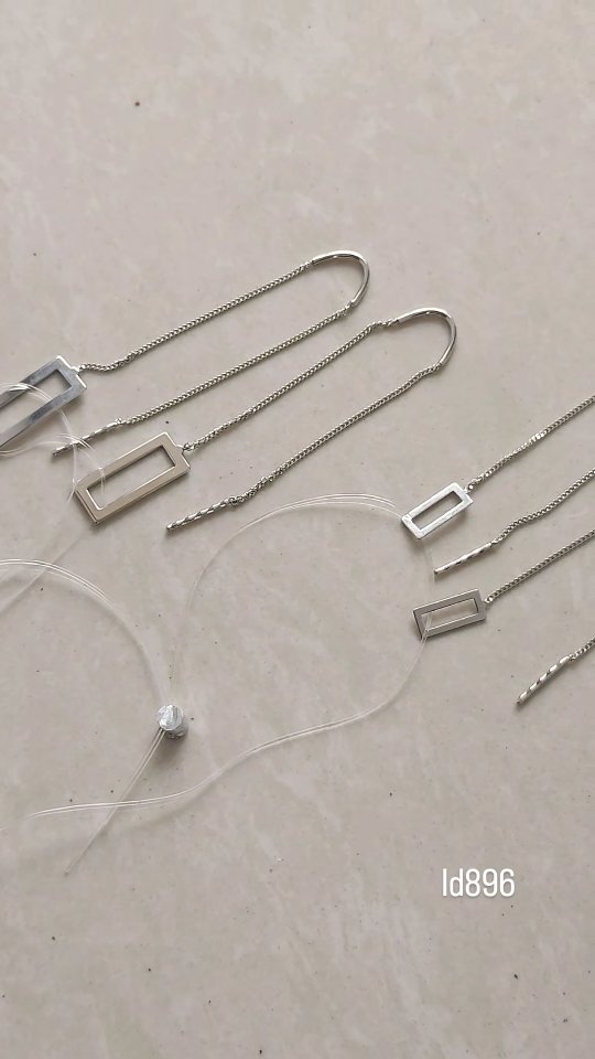 Серебряные серьги-продевки «Треугольники» 925 пробы с родиевым покрытием — кадр из рилса