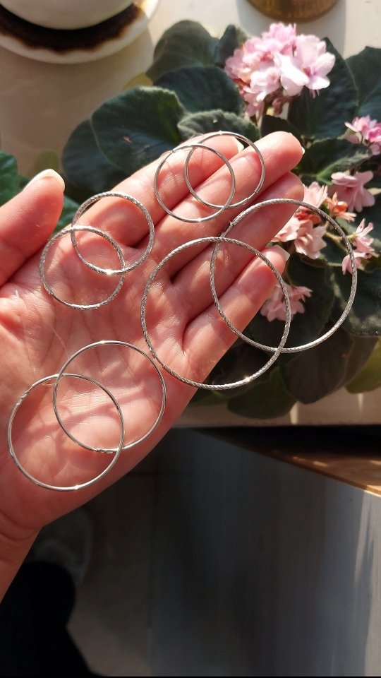 Серьги конго из серебра — кадр из рилса