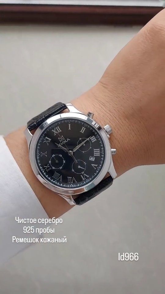 Серебряные наручные часы 925 пробы на кожаном ремешке — кадр из рилса 1