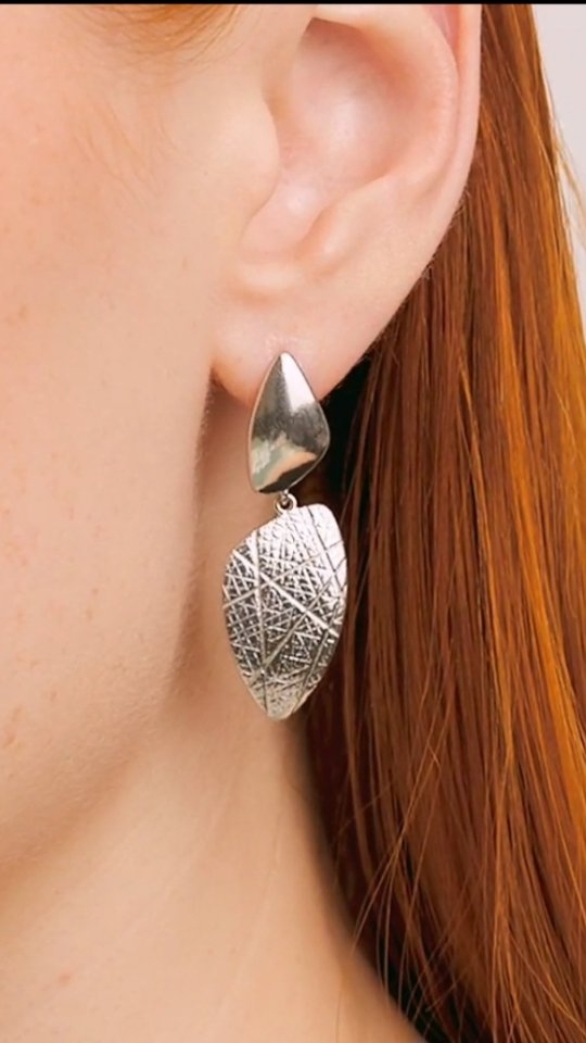 Серьги из серебра — кадр из рилса 1